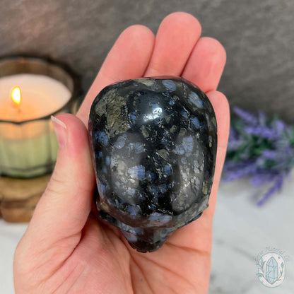 Que Sera with Blue Quartz Skull Carving