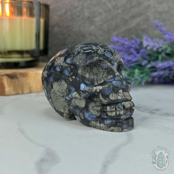 3" Que Sera with Blue Quartz Skull Carving