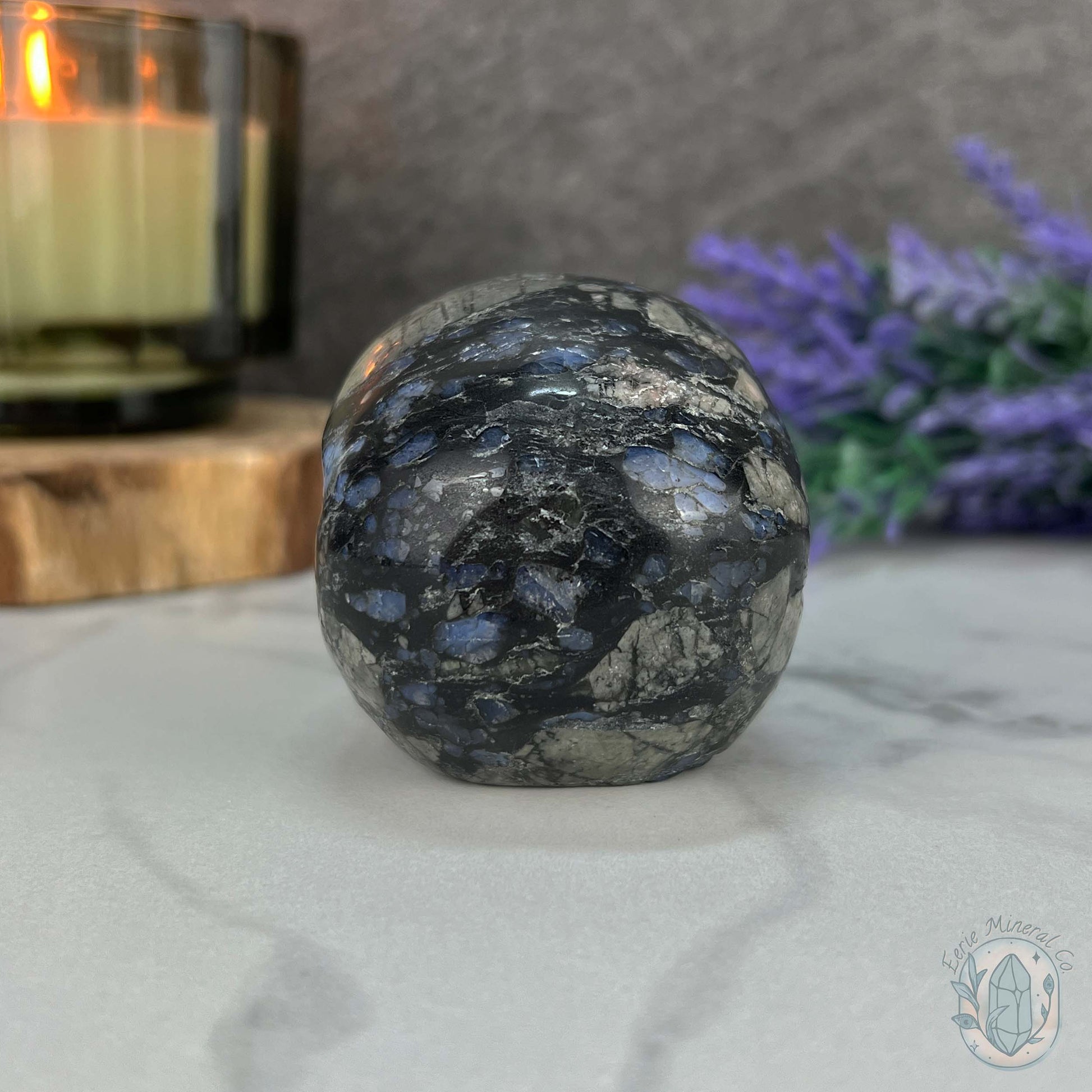 3" Que Sera with Blue Quartz Skull Carving