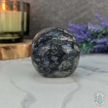 3" Que Sera with Blue Quartz Skull Carving