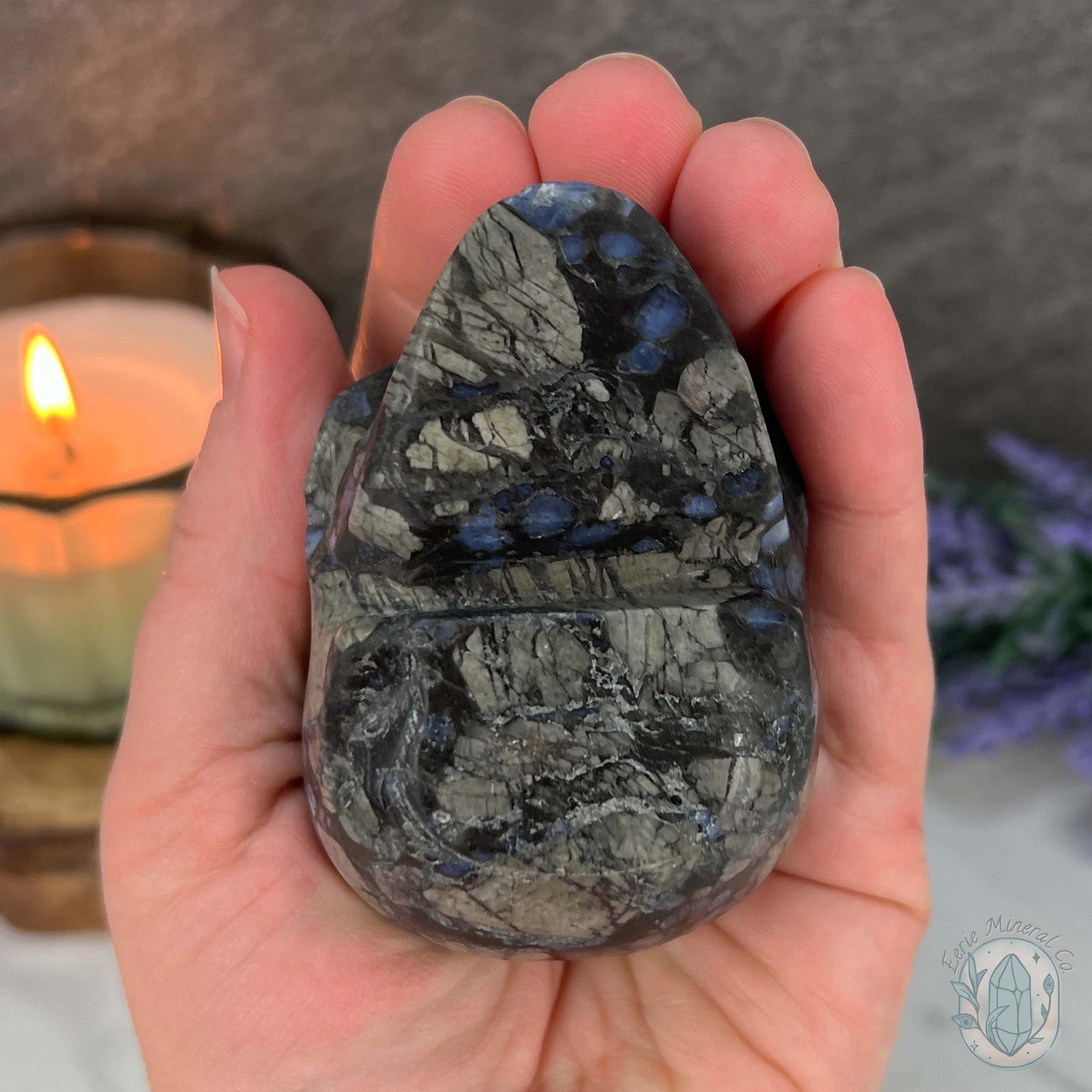 3" Que Sera with Blue Quartz Skull Carving