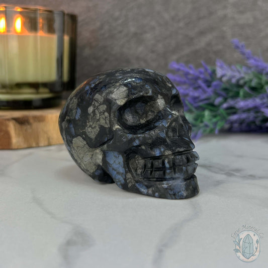 3" Que Sera with Blue Quartz Skull Carving
