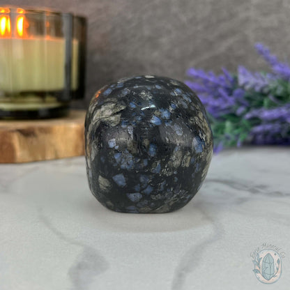 3" Que Sera with Blue Quartz Skull Carving