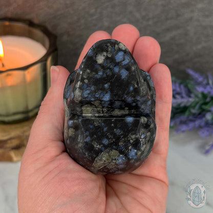 3" Que Sera with Blue Quartz Skull Carving